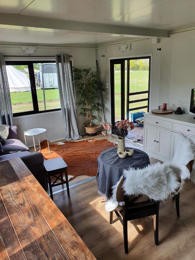 Houten Huisje Tussen Paarden Nieuwerkerken Exterior foto