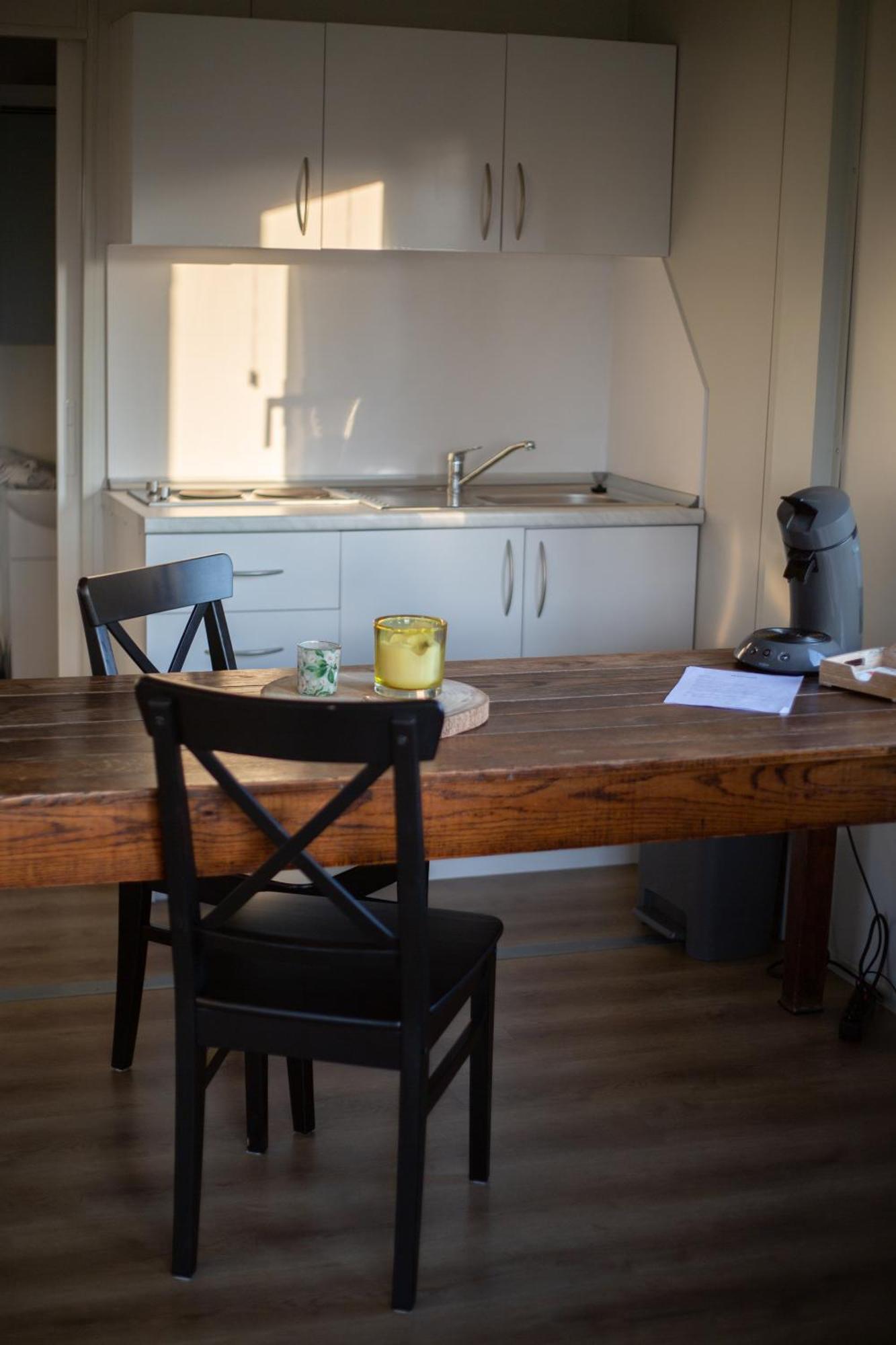 Houten Huisje Tussen Paarden Nieuwerkerken Exterior foto