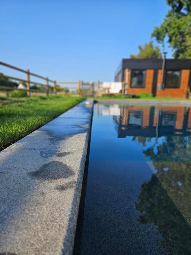 Houten Huisje Tussen Paarden Nieuwerkerken Exterior foto